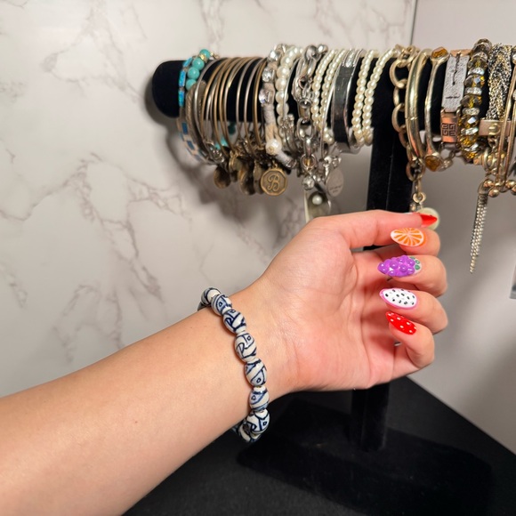 Blue and White Beaded Bracelet - Picture 3 of 3